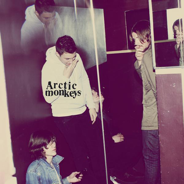 Arctic Monkeys: spaudžia akseleratorių ar stabdį?