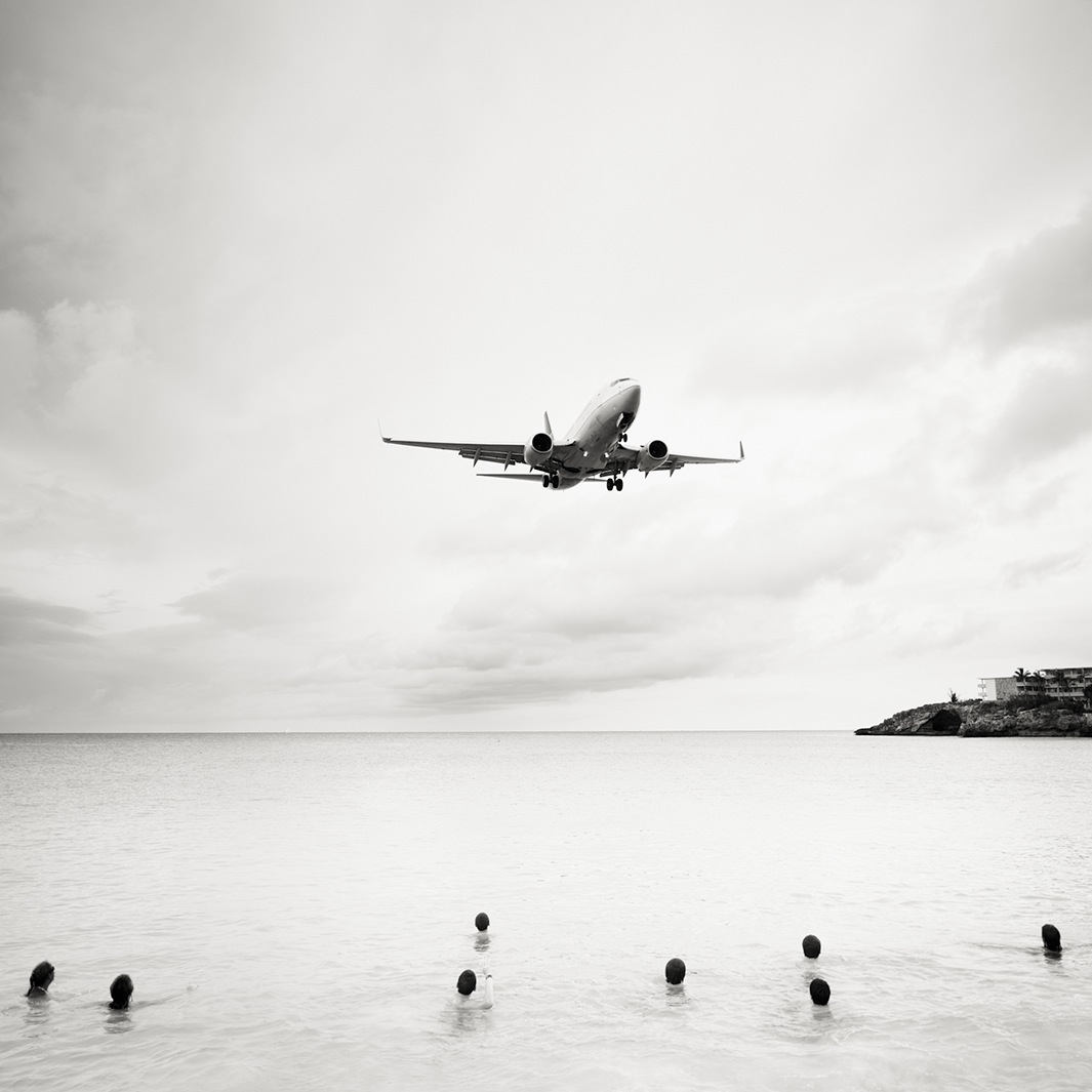 Самолет над головой. Белый самолет. Самолет в небе чб. Самолет черно белый. Самолет на берегу моря.
