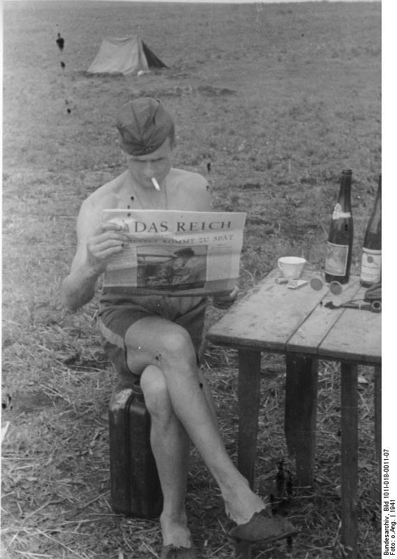 Russland, lesender Soldat